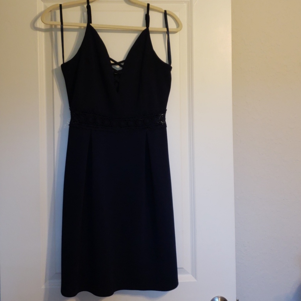 Very cute  Criss-cross dress